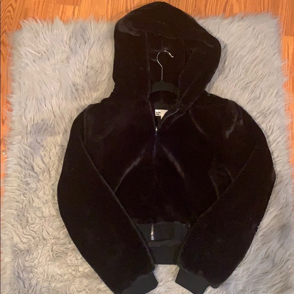 Revolve faux fur cropped jacket - Picture 3 of 7